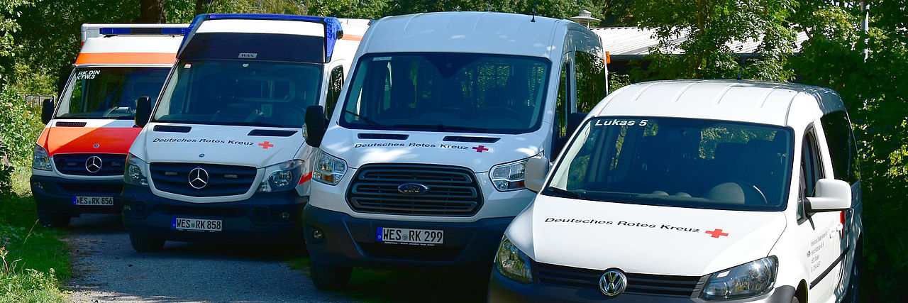 vier Transporter vom DRK stehen nebeneinander zuir Präsentation