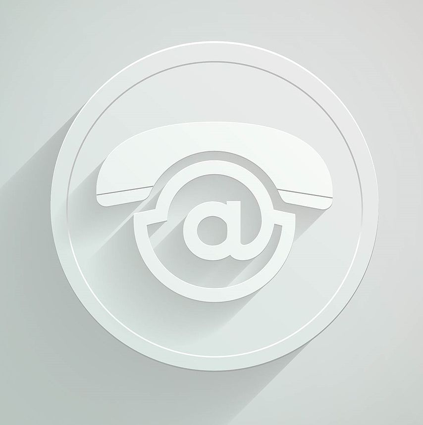 ein Telefonhörer und ein Ad-Zeichen als Kontakt