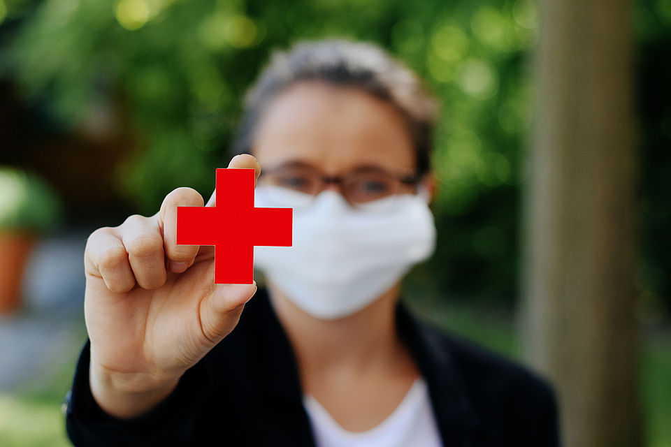 Rotes Kreuz und Corona Symbolfoto 2020