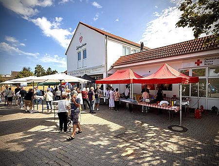 Der Kleiderladen in Voerde wird eröffnet. Menschen warten auf den Einlass