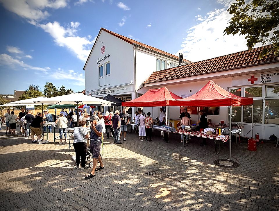 Der Kleiderladen in Voerde wird eröffnet. Menschen warten auf den Einlass